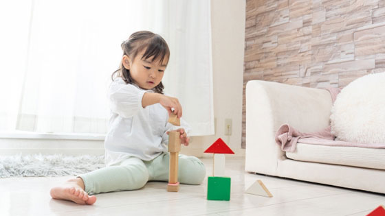 ブロックで遊ぶ女の子