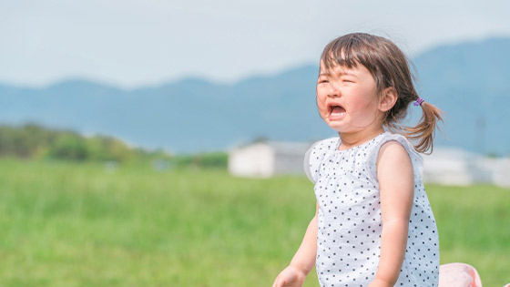 泣いている女の子