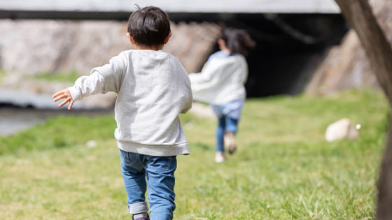 楽しく遊ぶ子供たち