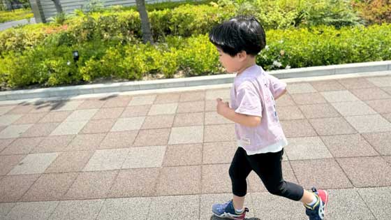 運動をする男の子