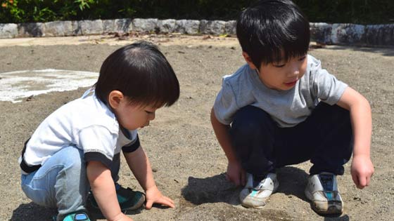 砂場で遊ぶ兄弟